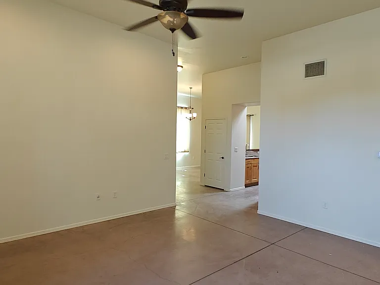 348 E Adams St #2 — Photo 8