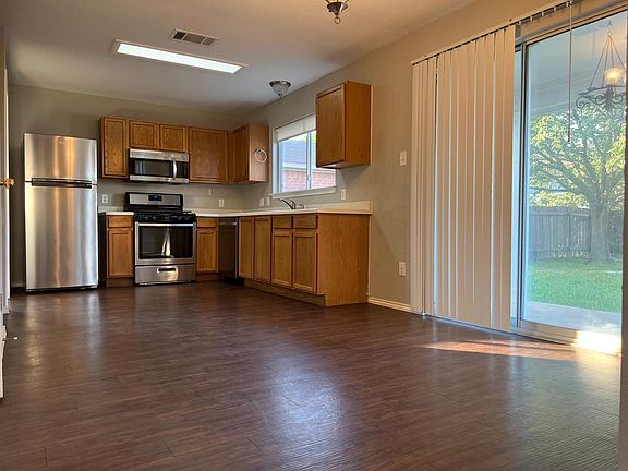 Kitchen and breakfast area
