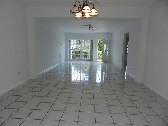 LARGE AND BRIGHT LIVING AREA