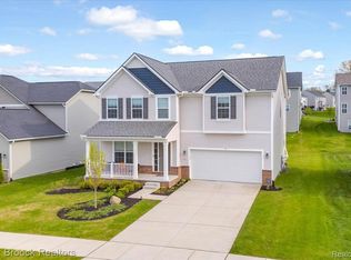 8401 Sharon Dr, White Lake, MI 48386