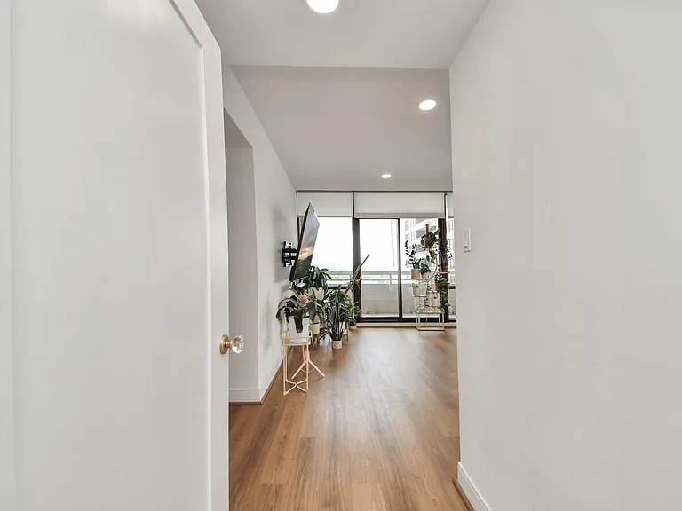 14 Greenway Plz #23P — Photo 3