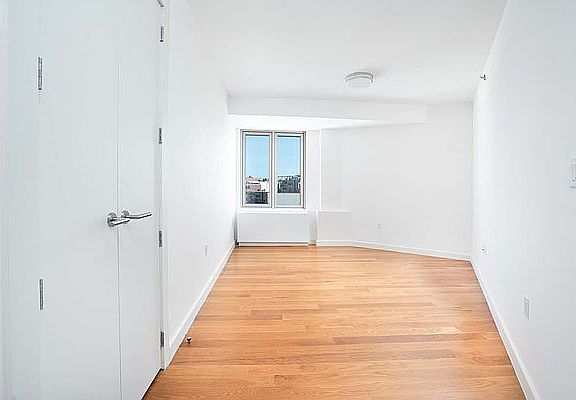 4th image of 3143 Vernon Blvd Unit 309