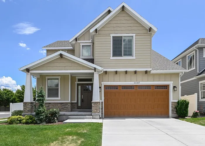 4 bed, 2.5 bath, 3800 sqft, $3,200 — Photo 2
