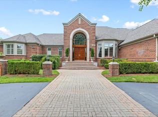 1490 Highpoint Dr, Rochester, MI 48306