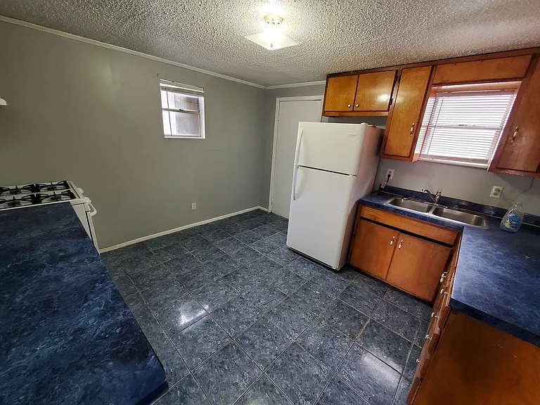 220 E 9th St — Photo 3