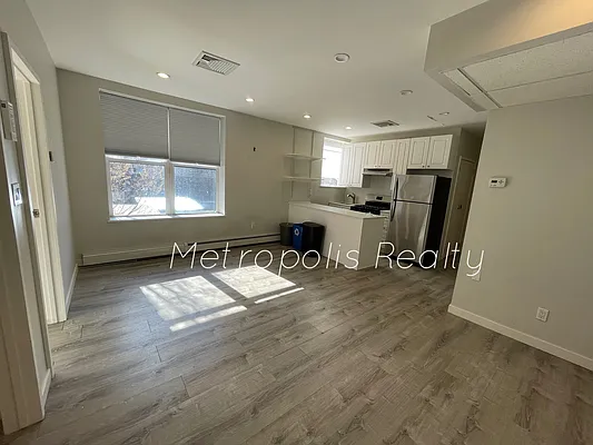 Rented by Metropolis International Realty Inc. | media 4