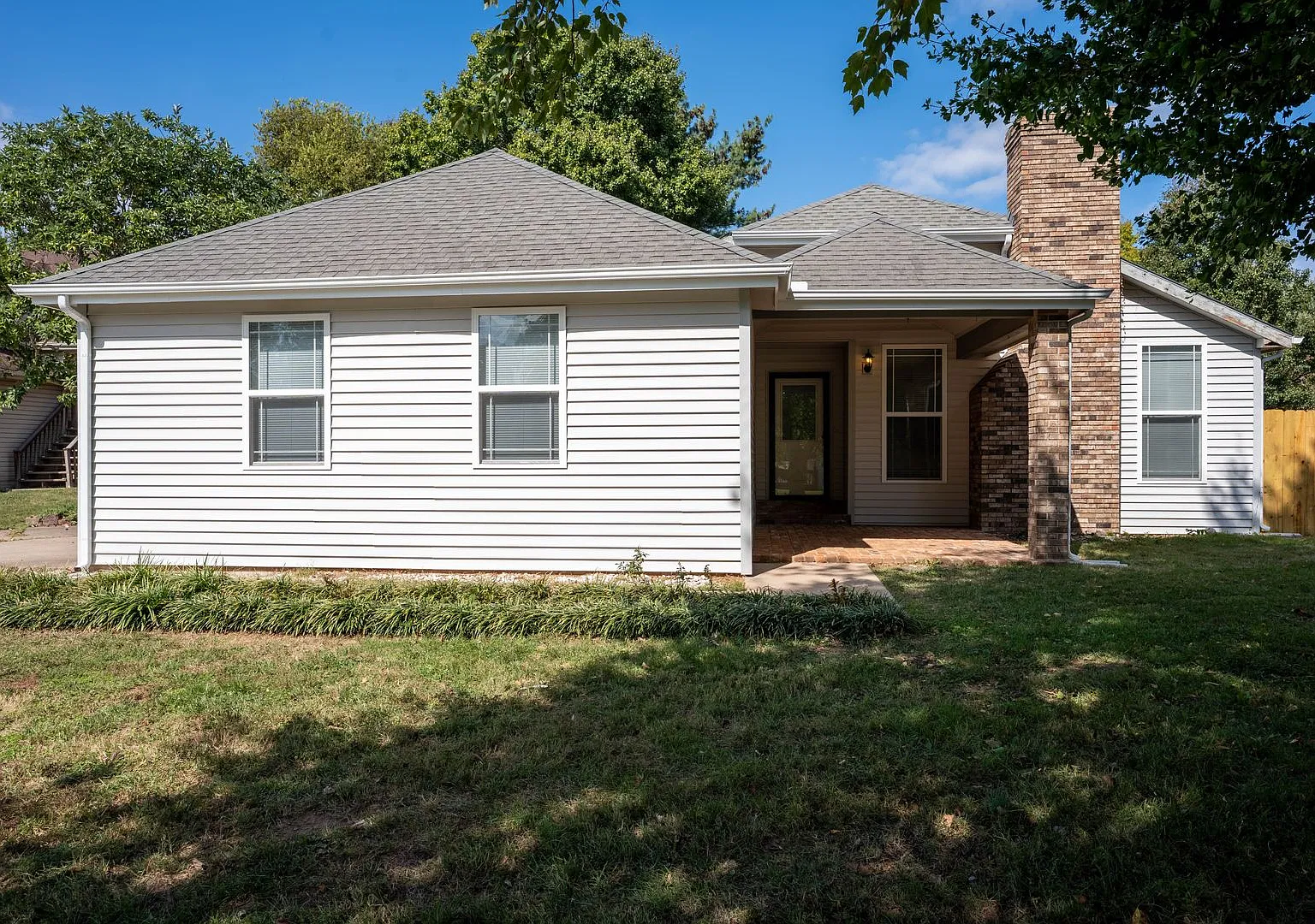 3 Bedroom Home in East Springfield!! Dont miss this! — Photo 2