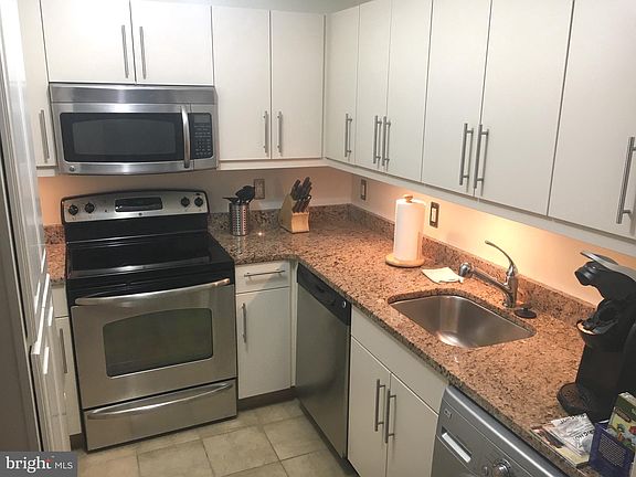 3rd image of 219-29 S 18th St #510