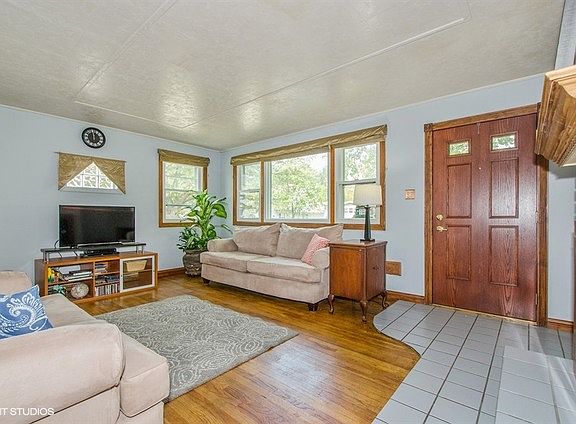 3rd image of 2073 Pratt Ave