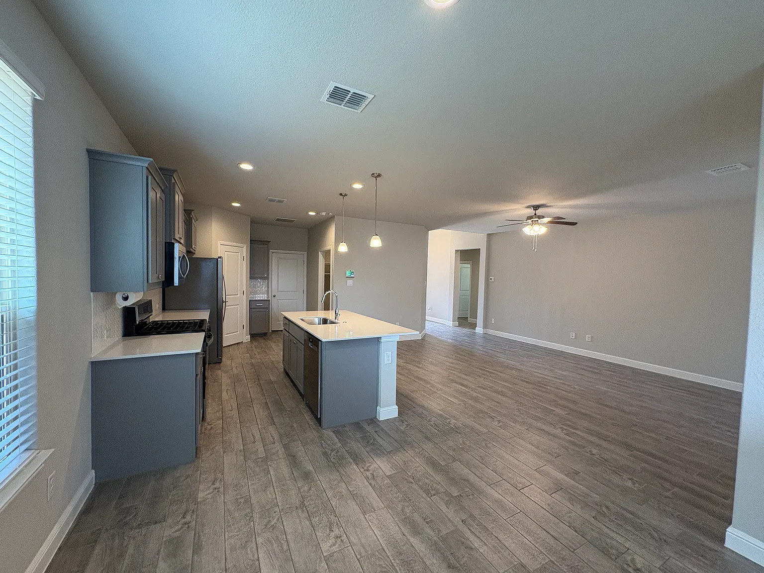 4 bed, 1859 sqft, $2,200 — Photo 3