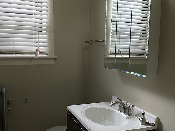 3rd image of 807 W Cornelia Ave APT 2W