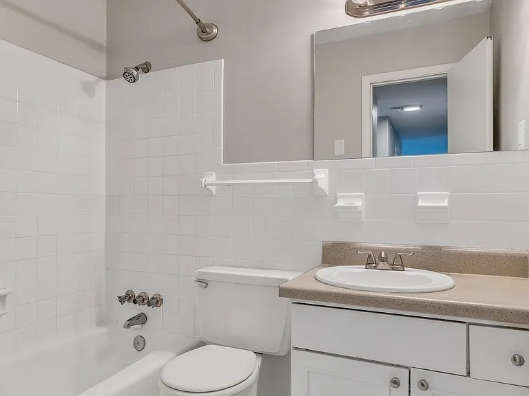 Executive House Apartments — Photo 18