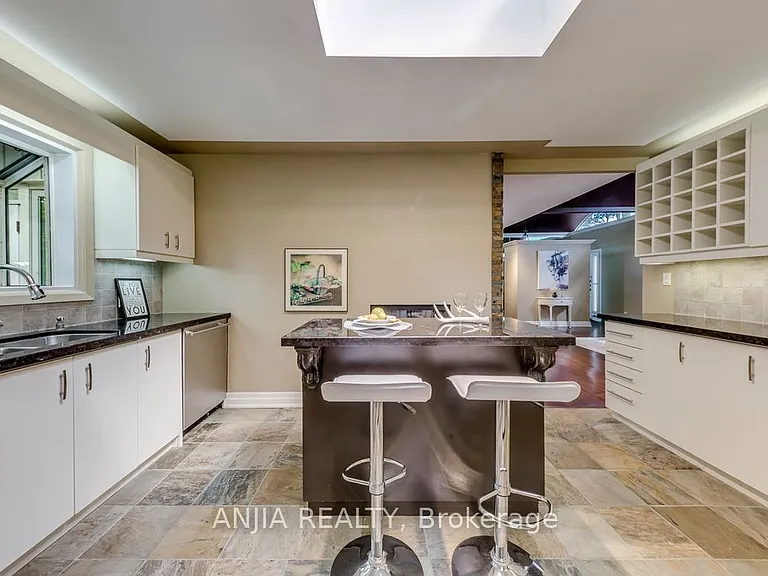 2419 Lionheart Cres — Photo 11