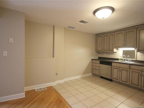 4th image of 315 Naubuc Ave