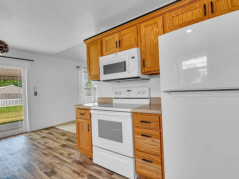 170 Travis St — Photo 34