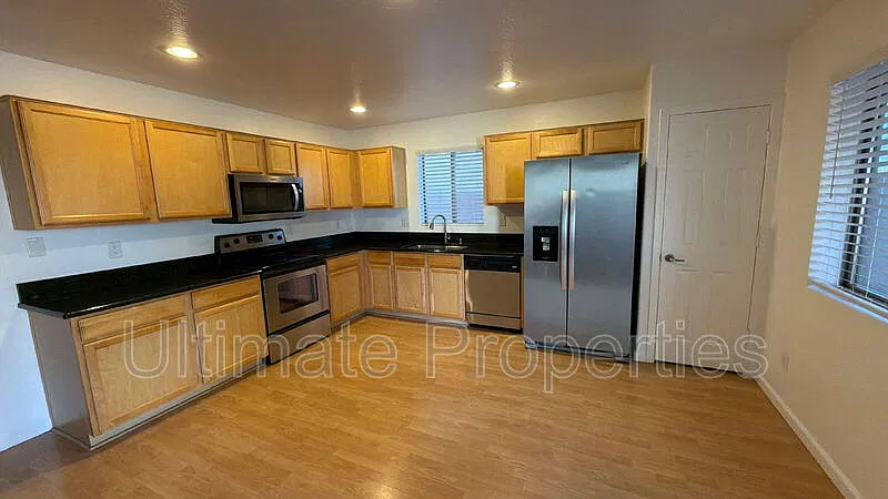3 bed, 2.0 bath, 1949 sqft, $2,095 — Photo 4