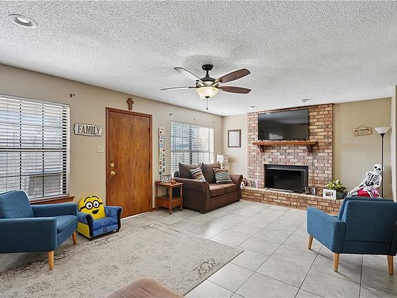 3rd image of 107 Shirley St