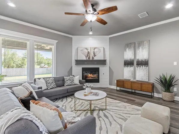 225 Fox Run Ln, Waco, TX 76706