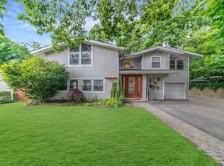 25 Redleaf Ln, Commack, NY 11725