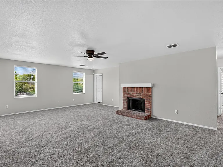 2805 Cameron Way — Photo 4