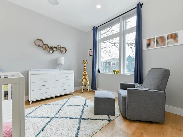 170 W Broadway #204 — Photo 16