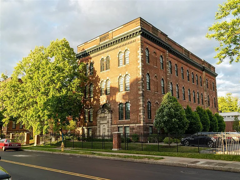 300 Alexander Apartments — Photo 22