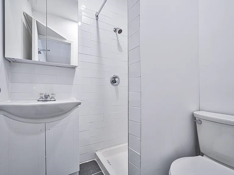 1046 Bathurst St — Photo 14