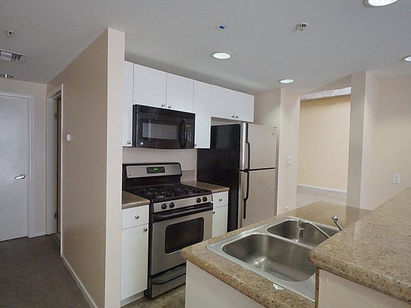 5th image of 922 W 23rd St #105
