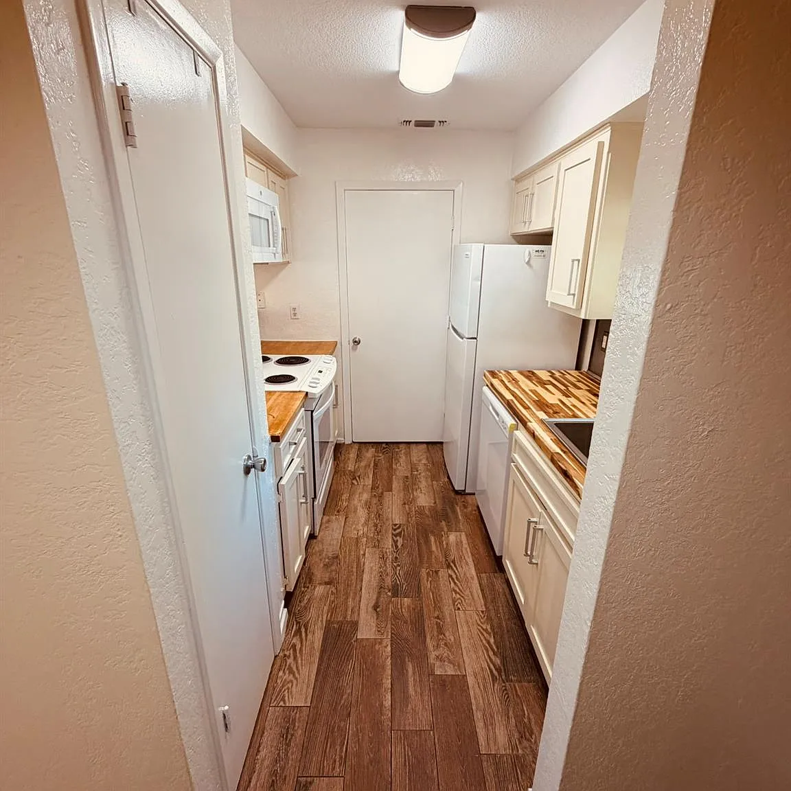 2 bed, 1.5 bath, 1000 sqft, $1,700 — Photo 4