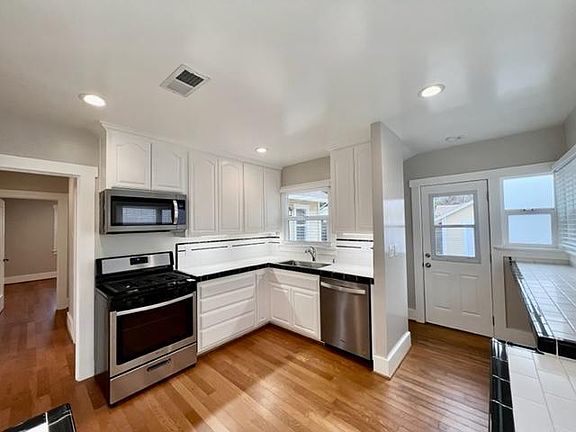 5th image of 1136 N Lake Ave