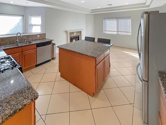 5th image of 931 N Maple St APT 101