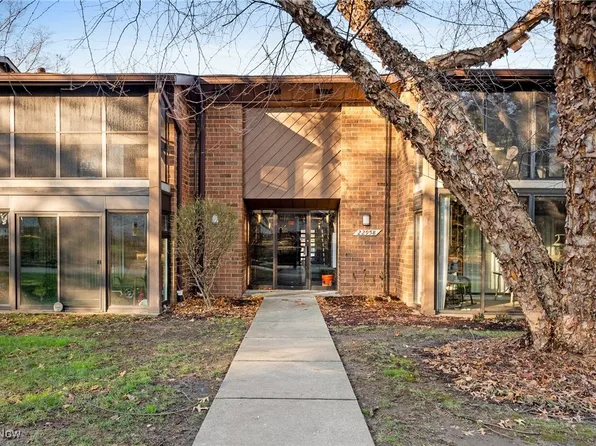 22958 Mastick Rd APT 202, Fairview Park, OH 44126