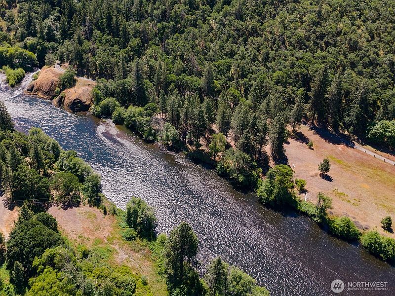 4th image of 992 Highway 142 E