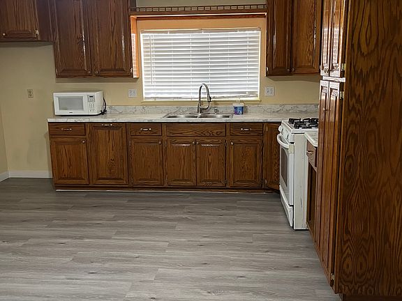 4th image of 1823 Dartmouth Ct