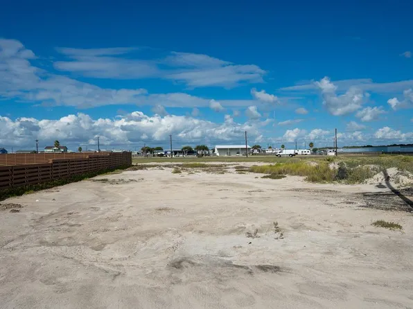 1923 S Fuqua St, Rockport, TX 78382