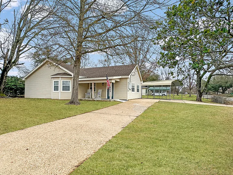402 Wallace Dean Rd — Photo 2