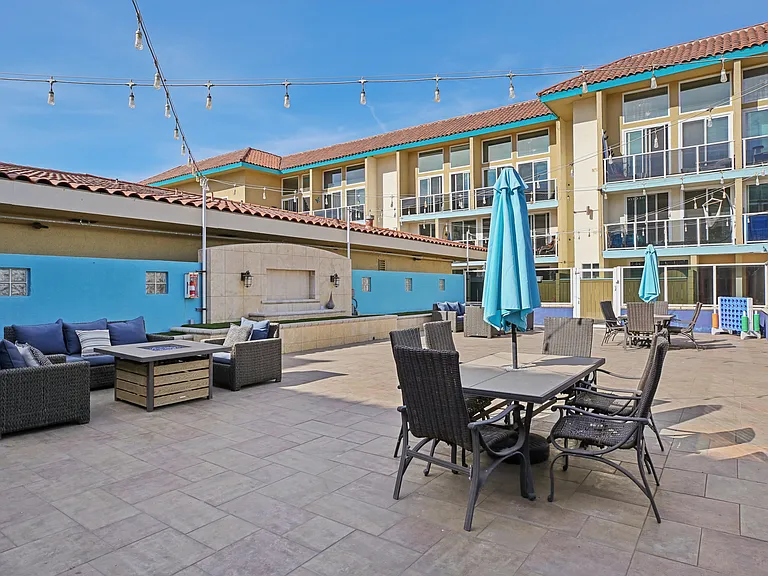 OUTDOOR LOUNGE