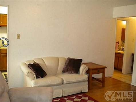 5th image of 727 Woodland Ct