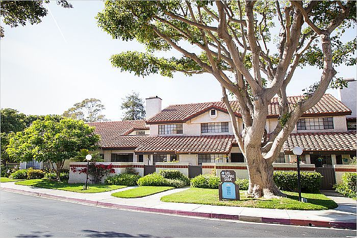 1st image of 405 Las Palomas Dr