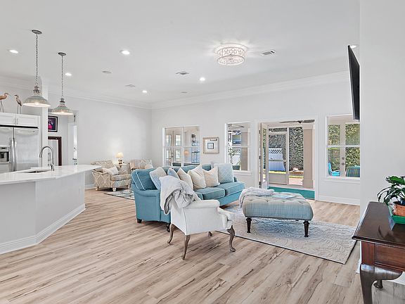 3rd image of 285 Tequesta Dr