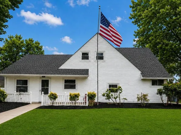 43 Northpark Dr, Levittown, PA 19054