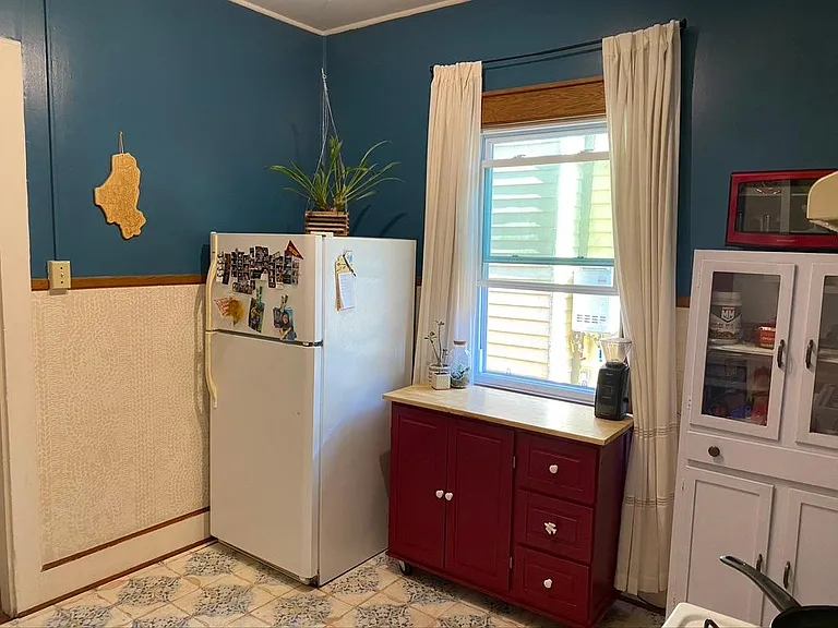 933 Louisa St — Photo 10
