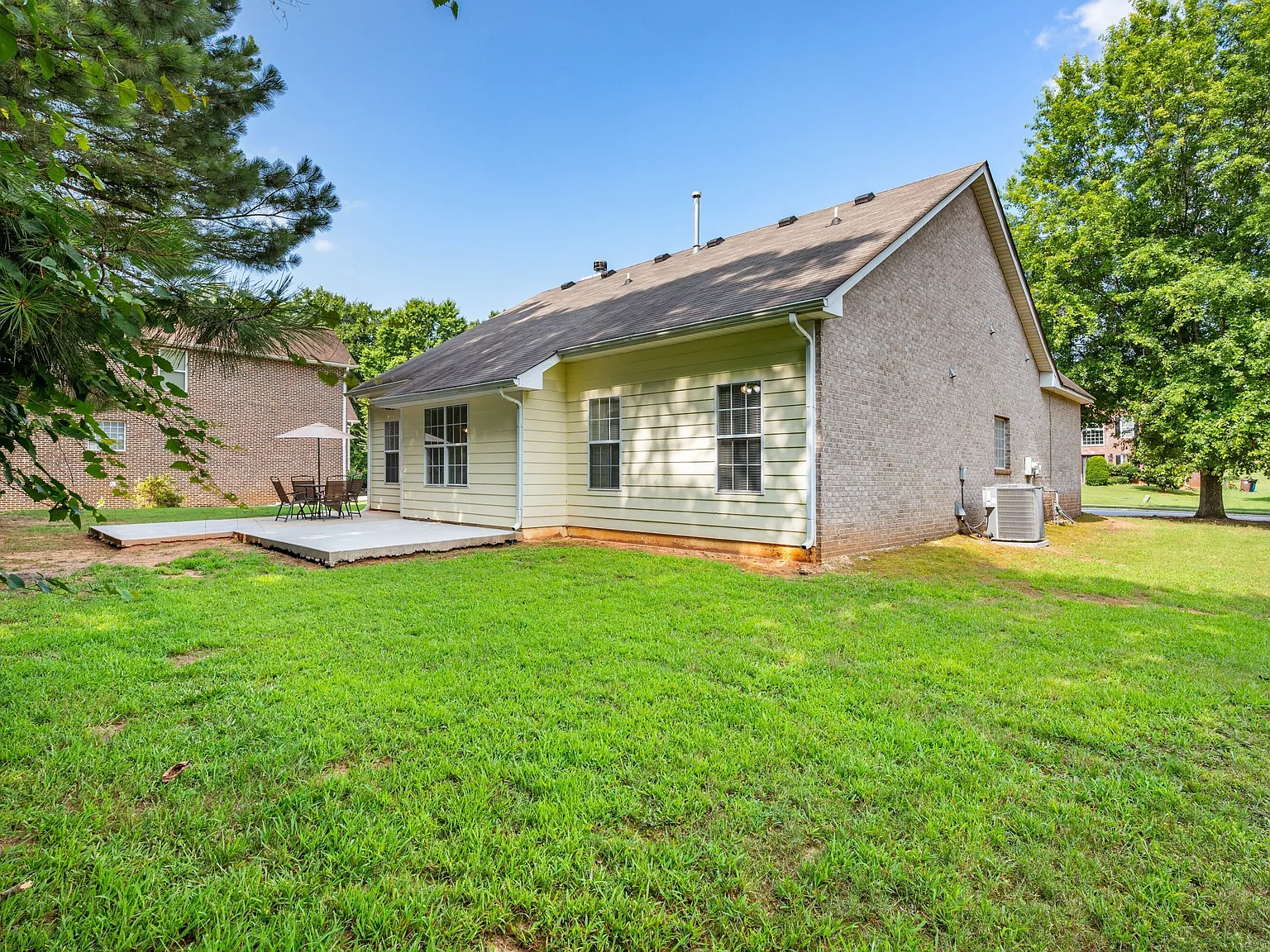 4 bed, 3.0 bath, 1850 sqft, $2,200 — Photo 2