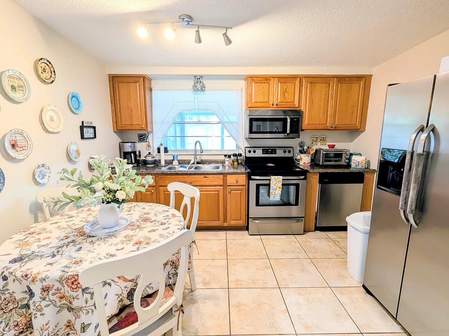 2 bed, 938 sqft, $1,575 — Photo 3