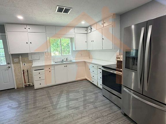 5th image of 1610 SW E Ave