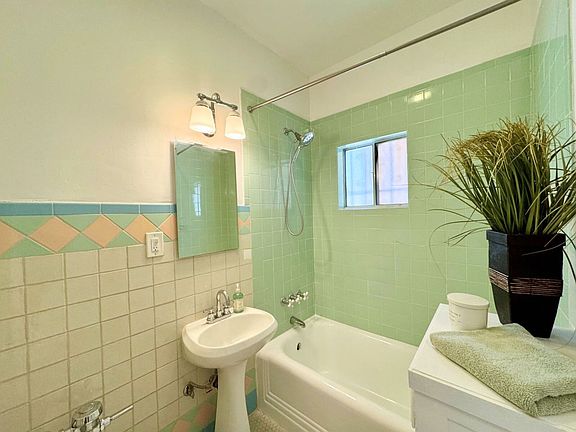 5th image of 221-27 S Gramercy Pl #18573968