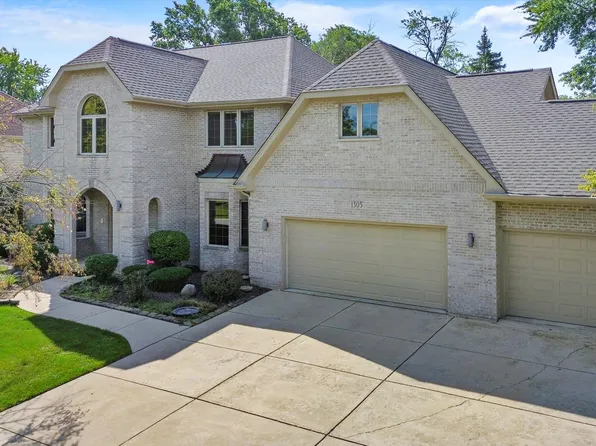 1305 Darien Club Dr, Darien, IL 60561