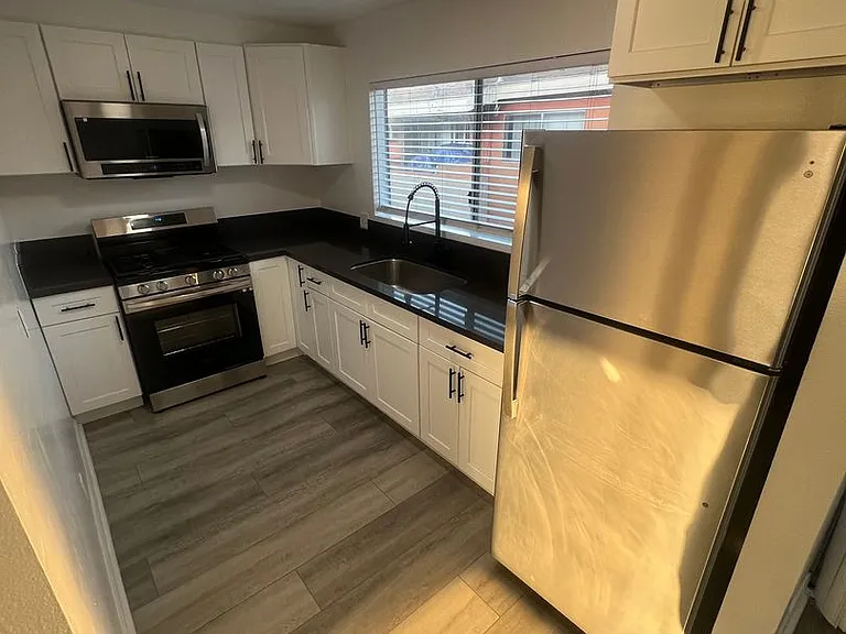 VRA27 LLC- "Villa Regency Apartments" — Photo 36