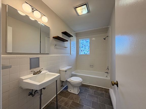 3rd image of 74 Horst Ave APT B