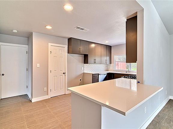 3rd image of 4913 Broadhill Dr